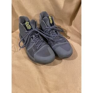 Men’s Nike Kyrie 3- Sz 10 1/2